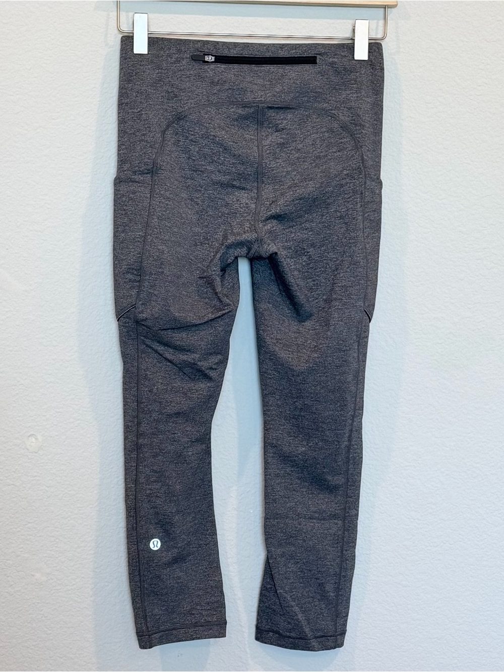Lululemon Speed Up Crop (21") in Heathered Black size 4